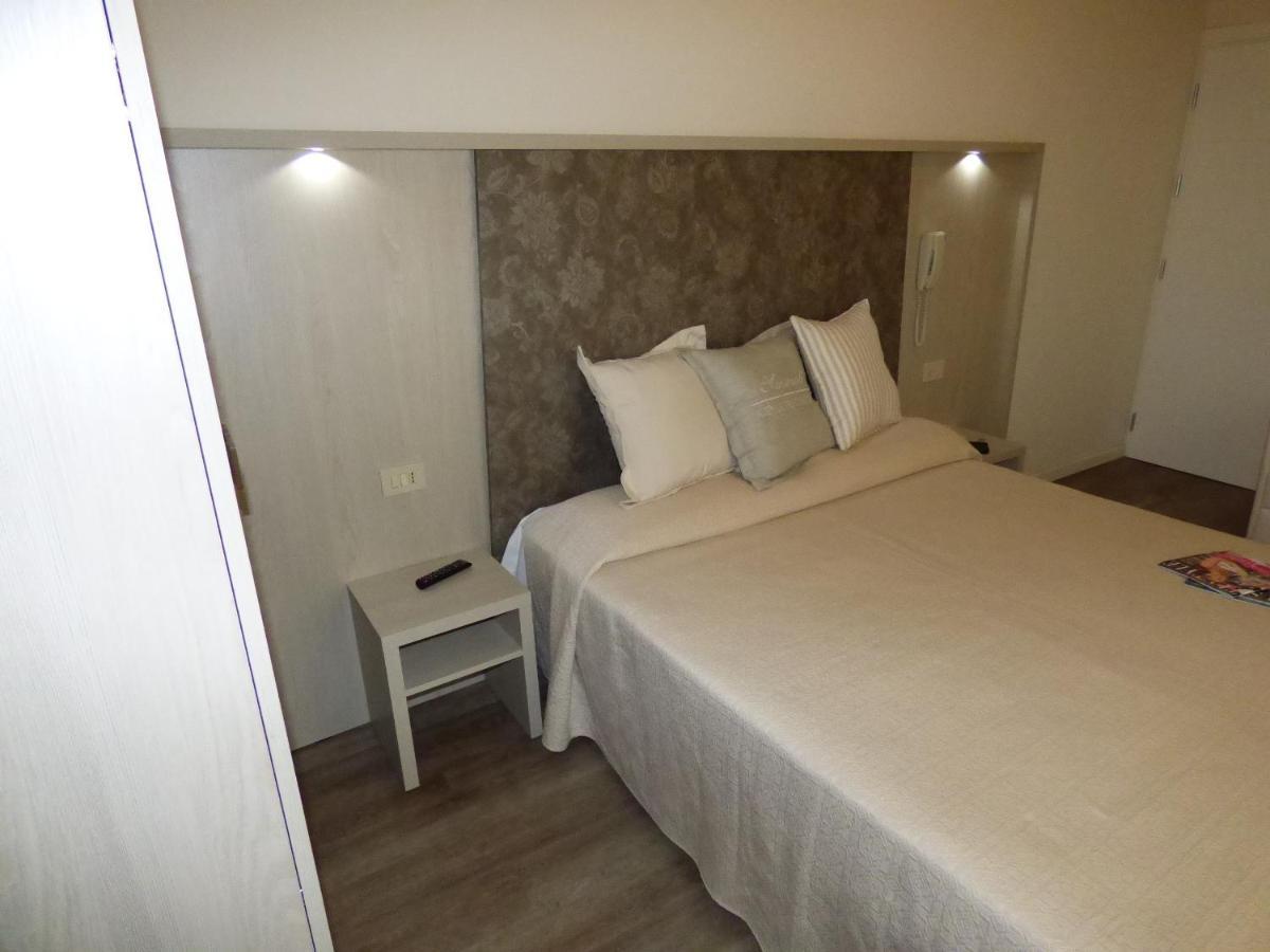 Design Hotel Astra B&B Misano Adriatico Exterior foto