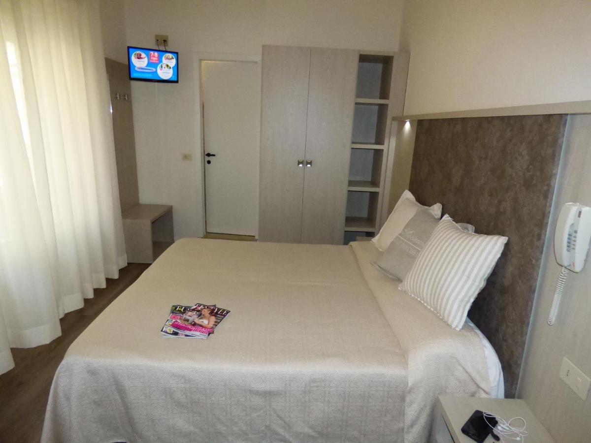 Design Hotel Astra B&B Misano Adriatico Exterior foto